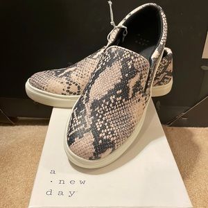 Band new Never worn Snake skin Loafer size 7